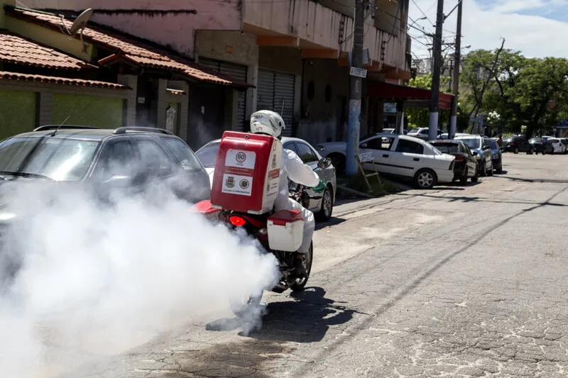 Além das ações de pulverização do inseticida, os agentes de controle das arboviroses também visitam as casas orientando os moradores sobre os possíveis criadouros do mosquito