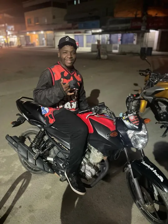 Marcos Vinícius, de 20 anos, teria sido abordado por criminosos que o obrigaram a transportá-los em fuga