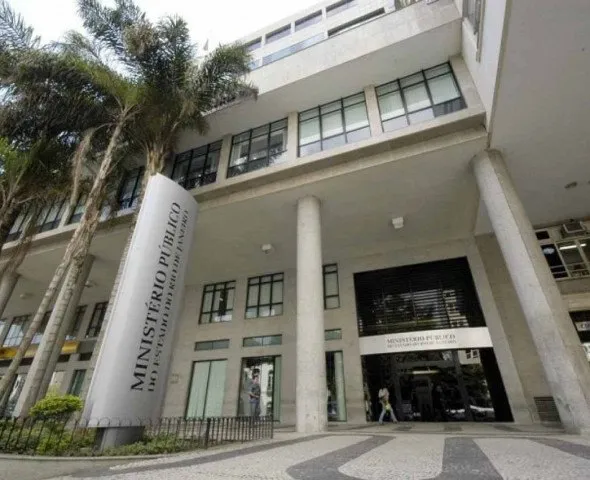 Com base na denúncia, o MPRJ obteve do Juízo da 1ª Vara Especializada da Capital o deferimento de mandado de prisão preventiva contra o acusado