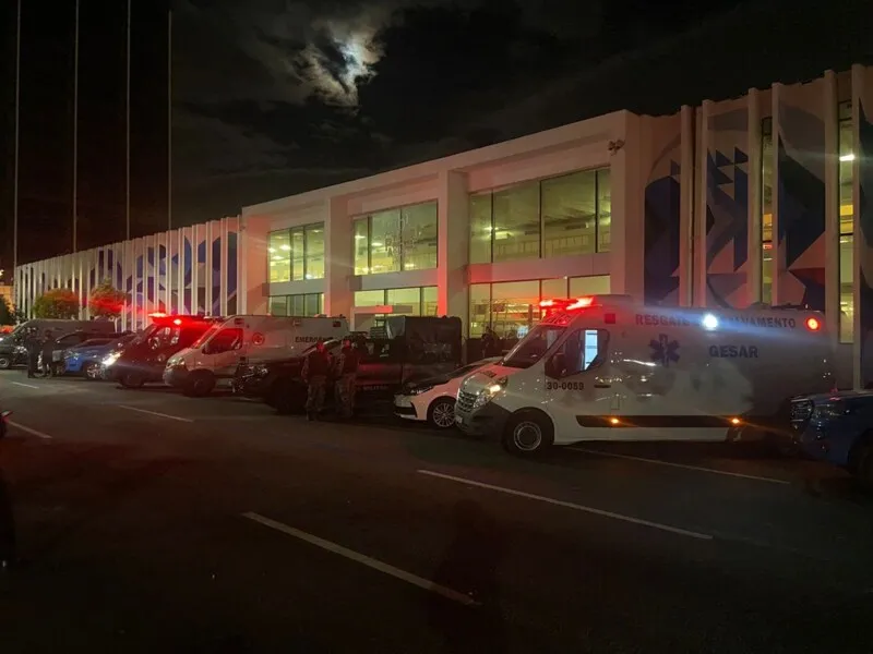 Policiais militares resgatam mulher que foi mantida refém por criminosos