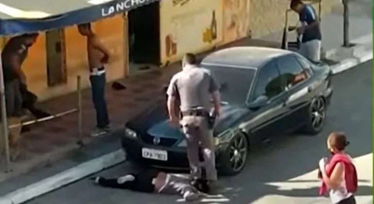 Mulher negra sendo pisoteada por PM na Zona Sul de São Paulo