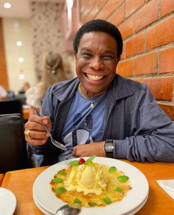 Neguinho da Beija-Flor comemorando seu aniversário de 73 anos em restaurante na Zona Sul do Rio