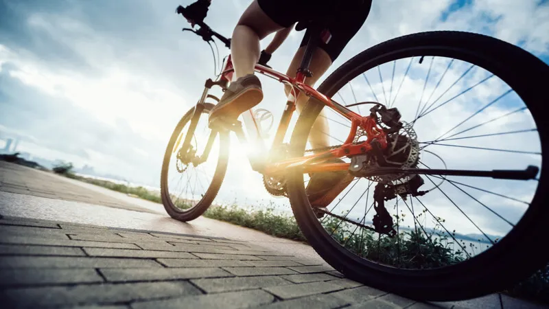 Ciclismo e caminhada são opções práticas de exercício físico para começar bem o ano