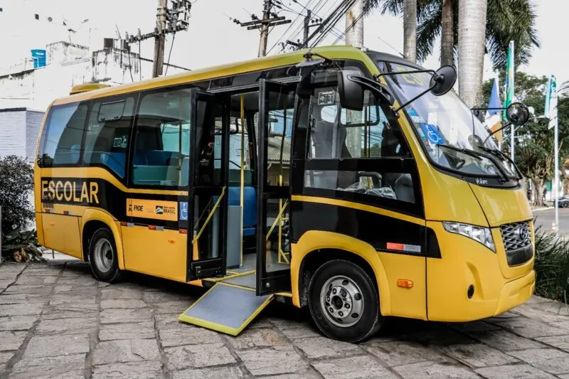 Para não faltar à aula: ônibus escolar 4x4 tem TV e até frigobar -  22/10/2020 - UOL Carros