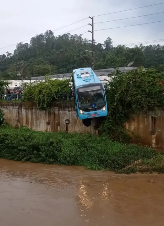 Ônibus da Nova Faol pendurado em ribanceira em Nova Friburgo, Região Serrana do Rio