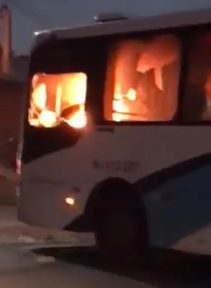 Ônibus teria sido queimado por moradores durante protesto nesta terça-feira (6).