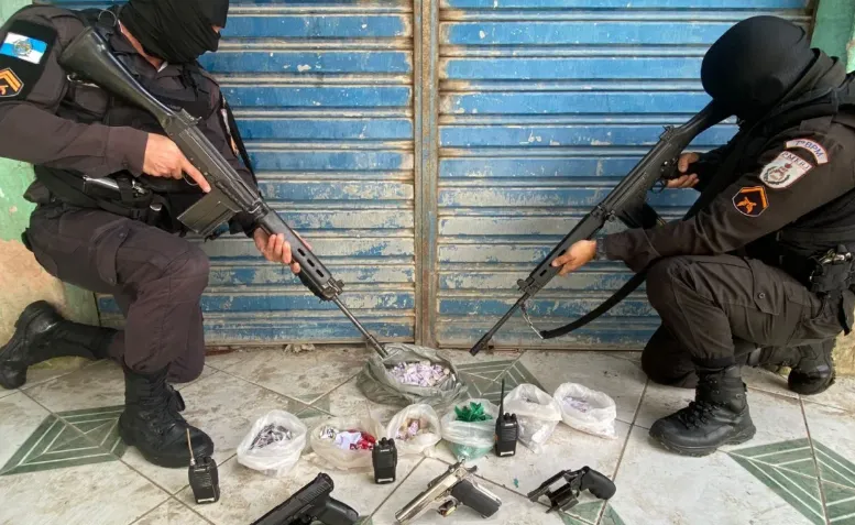 Armas e drogas foram apreendidas