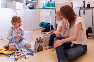 Hora de organizar os brinquedos pode ser um momento divertido e leve