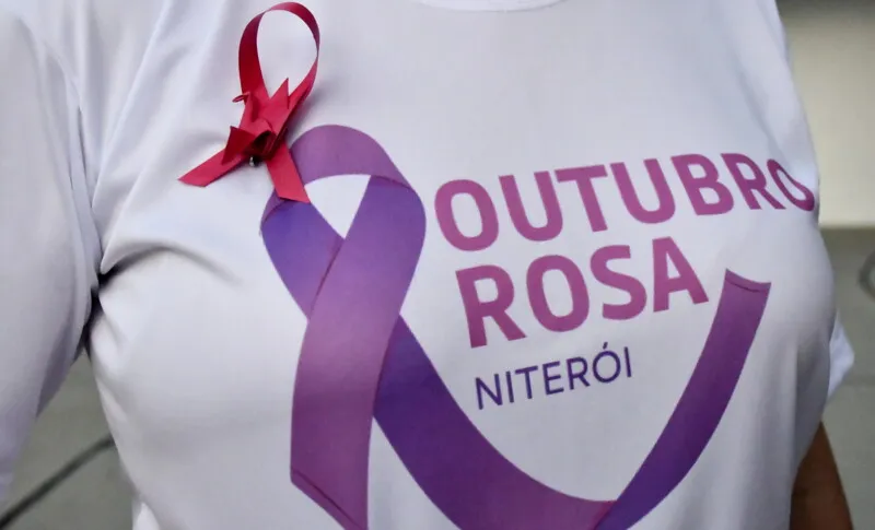 A corrida Outubro Rosa acontece às 9h, na Praia de Icaraí, ao lado do posto da Guarda Municipal.