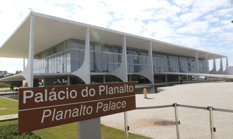 Palácio do Planalto é o local de trabalho da Presidência do Brasil. É onde está situado o Gabinete do Presidente da República.