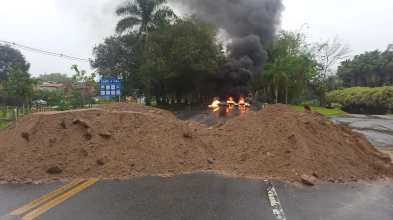 Rodovias foram interditadas pelo país