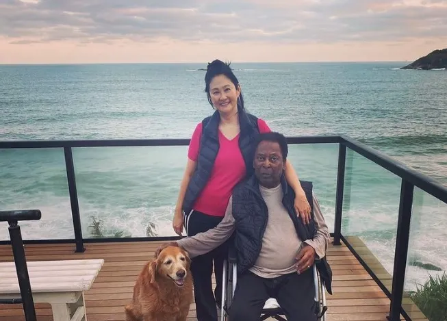 Pelé, a esposa e sua cachorra, Cacau