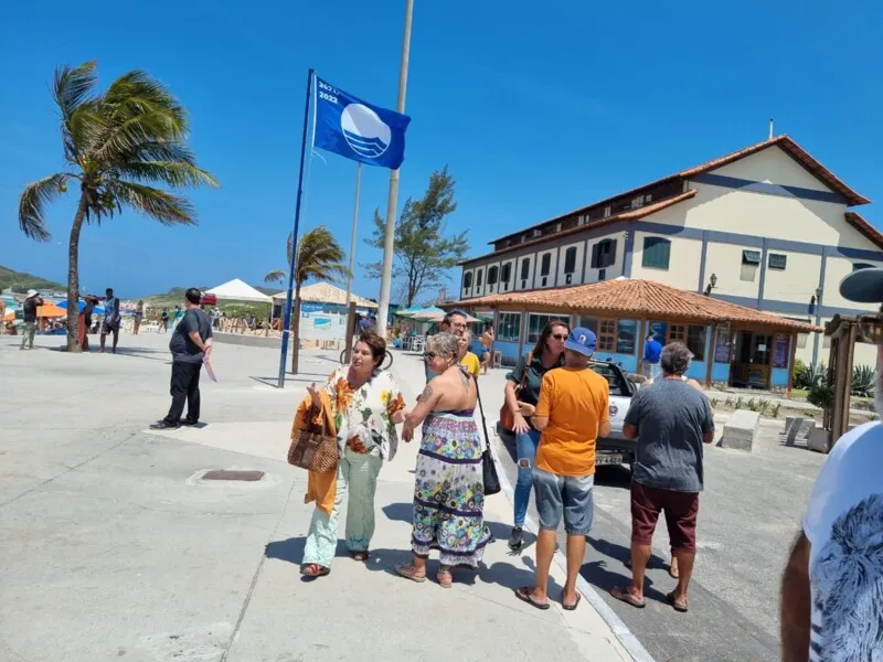 A secretária Rosalice Fernandes vistoriou a orla do Peró e anunciou melhorias no calçadão e no entorno da praia