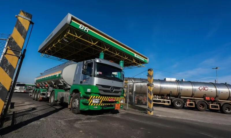 Com o reajuste, o preço do litro da gasolina cai para R$3,53