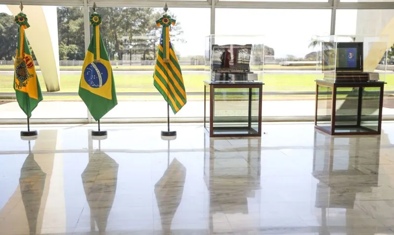 Entre os itens em exposição estão bandeiras, selos, moedas, fotografias e outros documentos históricos