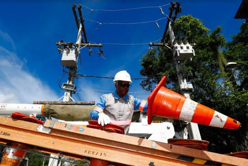 No período de chuvas, a distribuidora pode ampliar o número de profissionais trabalhando e em sobreaviso, entre eletricistas, técnicos e operadores