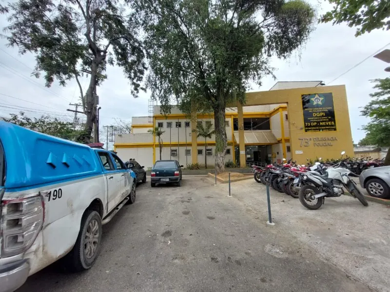 No local surpreenderam a dupla com uma pistola, 523 trouxinhas de maconha, 32 cápsulas de cocaína e um rádio de comunicação