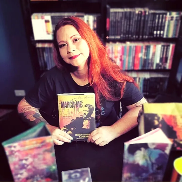 Clara Artemis e seu novo livro, Marca-me