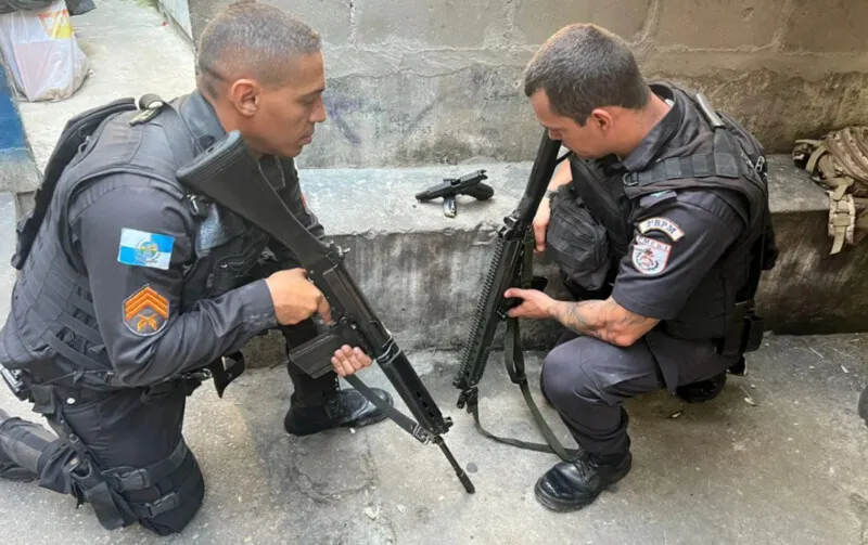 durante o confronto um criminoso foi encontrado sem vida e portando arma de fogo