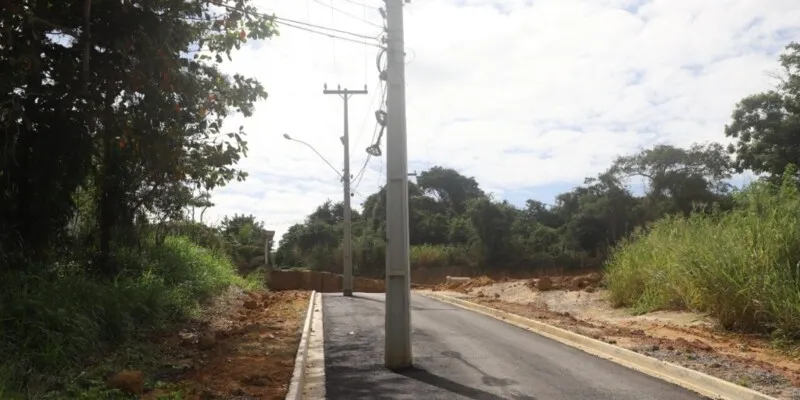 Postes no meio das vias representam perigo para motoristas da região, segundo liminar