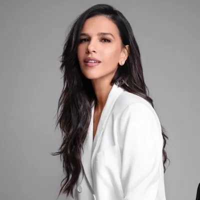 Record negocia com Mariana Rios
