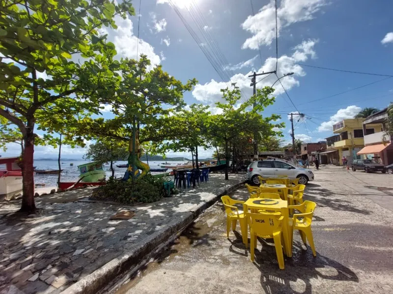 Praia das Pedrinhas é uma ótima opção para quem quer comer peixe e frutos do mar