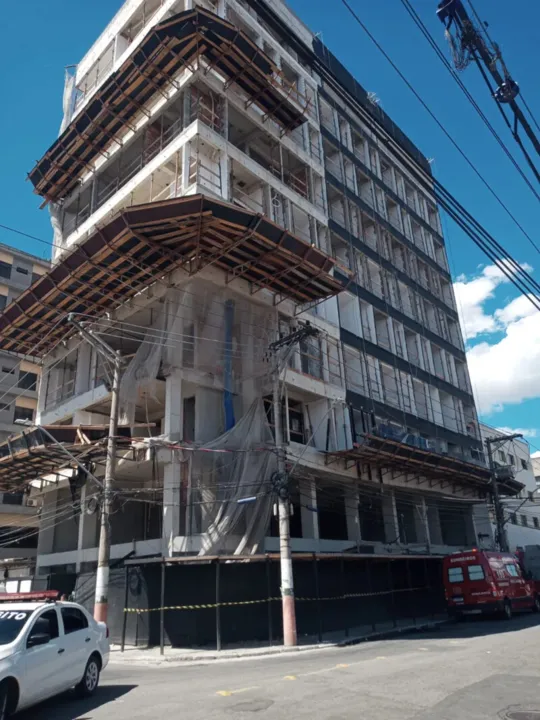 Trio caiu de um altura de cerca de 3 metros; bombeiros e Light pareticiparam do socorro