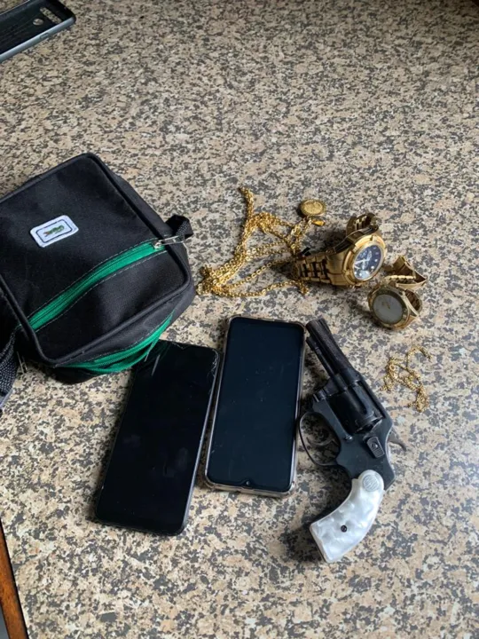 Segundo as investigações, o autor possui extensa ficha criminal, que inclui roubo, tráfico, porte ilegal de arma, resistência e associação para o tráfico de drogas