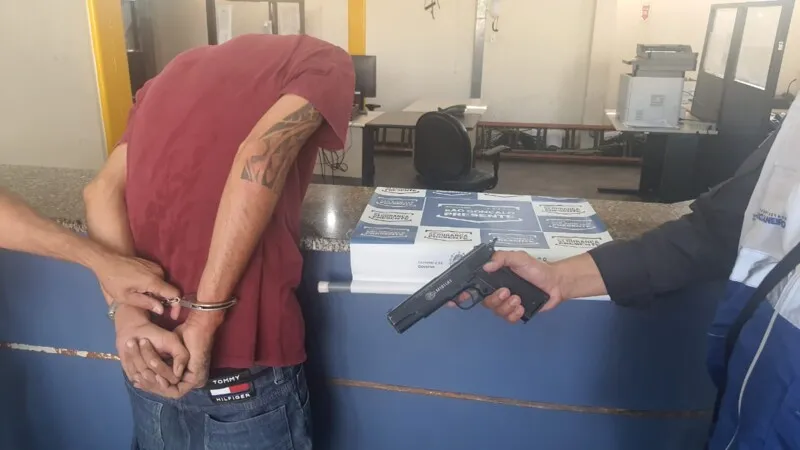 Ele estava com um simulacro de pistola