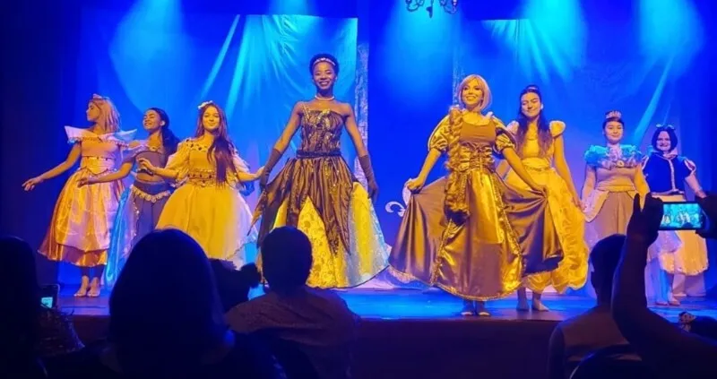 O musical reúne as princesas Branca de Neve, Bela Adormecida, Cinderela, Ariel, Anna e Elza, Tiana, Jasmine, Bela e Rapunzel