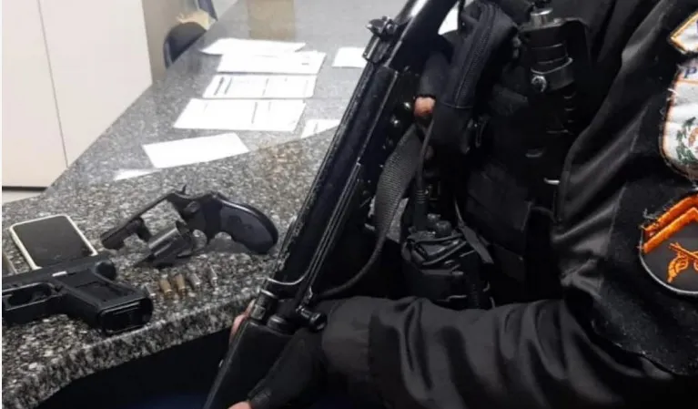 Com os dois homens, segundo os agentes, foram apreendidos um revólver calibre 38, munições, um simulacro de arma de fogo, uma motocicleta e dois celulares