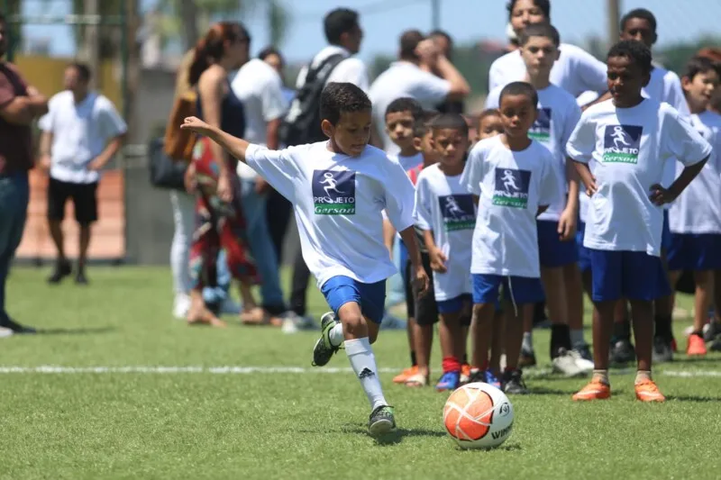 Crianças e jovens podem participar de aulas gratuitas de futebol