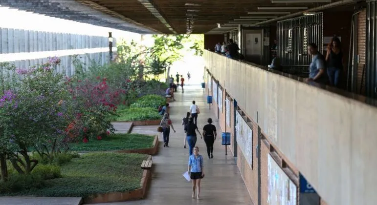 Para os pré-selecionados, o programa do Governo Federal oferecerá bolsas parciais nas Universidades particulares de até (50%) e integral de  (100%)