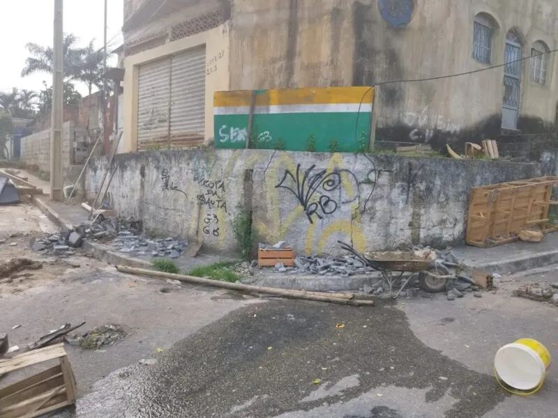 Construção estava sendo erguida na esquina de duas ruas