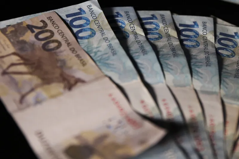 Quem recebe nesta segunda (5) são os segurados que ganham até um salário-mínimo (R$ 1.212) e têm cartão com final 8; e os que ganham acima de um salário-mínimo e têm o cartão de final 3 ou 8.