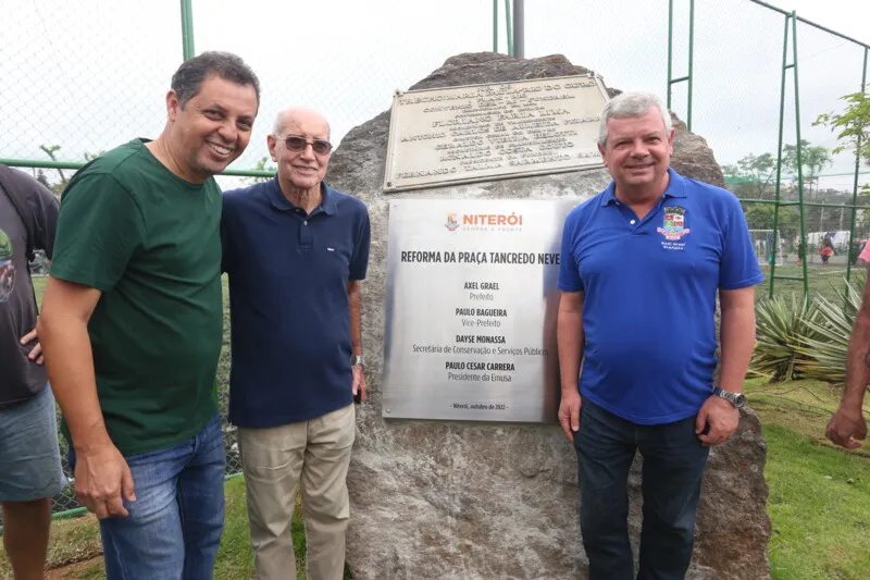 Praça Tancredo Neves agora conta com campo revitalizado, playground, academia e bicicletário