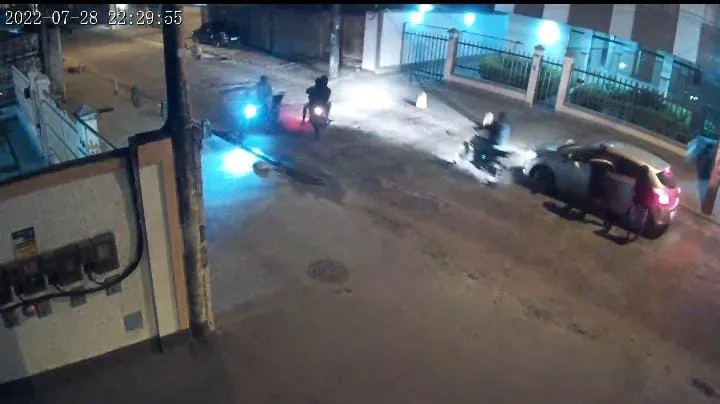 O crime, que foi flagrado por câmeras de seguranças da Rua Expedicionário Ari Rauen, aconteceu no final da noite desta quinta-feira (28)