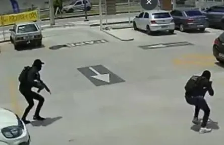 De acordo com as gravações das câmeras de segurança, é possível ver três homens encapuzados armados correndo na direção do homem e atirando nele