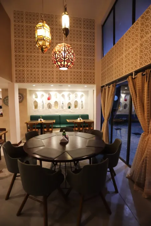 O restaurante árabe Donna Zaya está localizado em Pendotiba, região oceânica de Niterói
