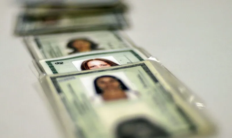 O procedimento nos cartórios é feito em, no máximo, cinco dias. Para a modificação, é necessária a apresentação de documento de identificação, como RG, CPF, passaporte, título de eleitor e certificado de reservista em caso de homens