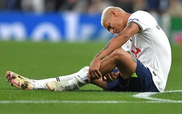Richarlison fará exames neste domingo (16) para constatar a gravidade da lesão