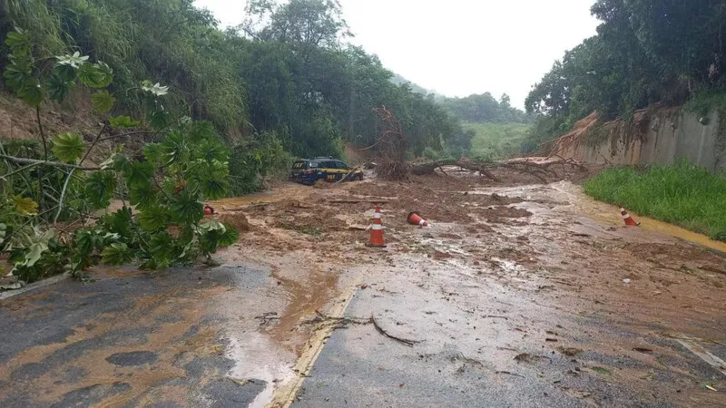 Trecho da Rio-Santos totalmente interditado