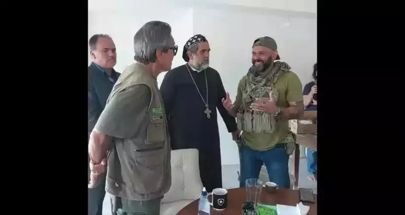 Vídeo nas redes sociais mostra Roberto Jefferson (PTB), Padre Kelmon (PTB) e agente da Polícia Federal em conversa amigável antes da rendição do ex-parlamentar