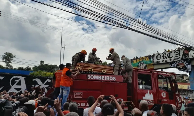 Corpo foi levado em cortejo de São Januário até cemitério na Baixada