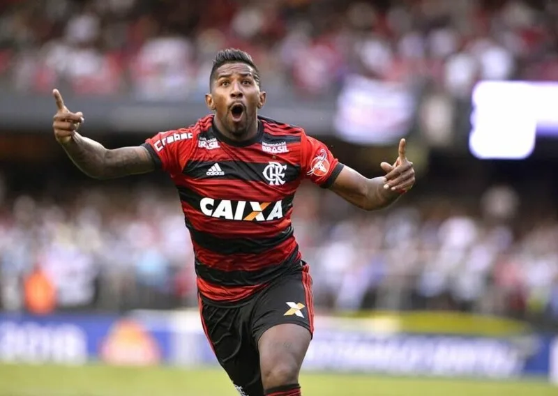 Busca por Rodinei, do Flamengo, reforça ambição do Botafogo no mercado
