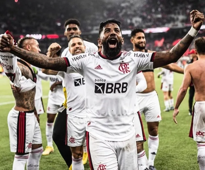 Rodinei comemorando a classificação do Flamengo para a semi-final da  Copa do Brasil