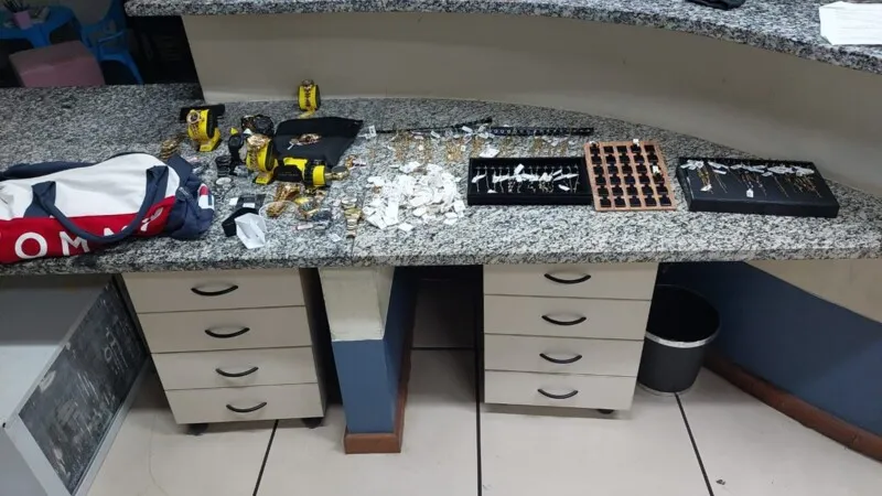 Material roubado recuperado pelos agentes