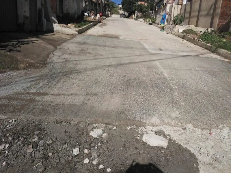 Rua está asfaltada por completo