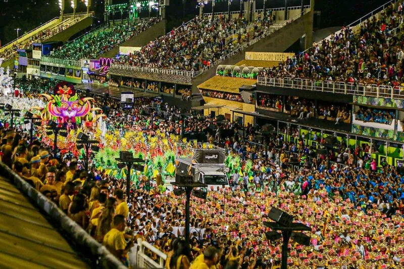 Imagem ilustrativa da imagem Acidente com criança de 11 anos interrompe desfila na Sapucaí