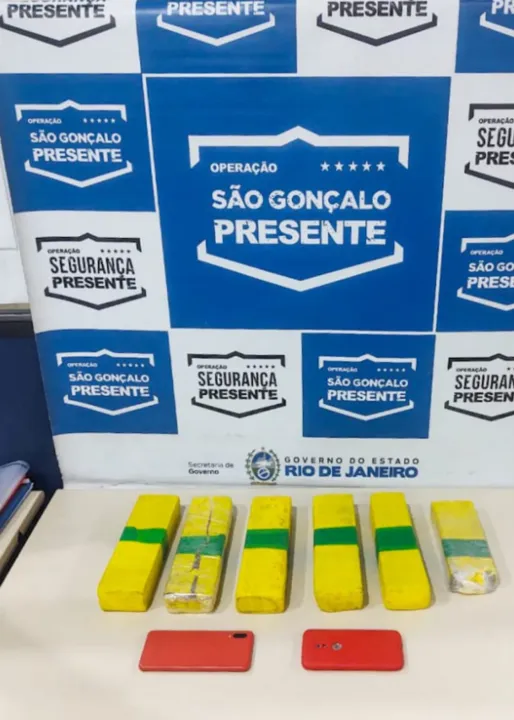os policiais encontraram seis tabletes que somavam 3kg e 950g de maconha